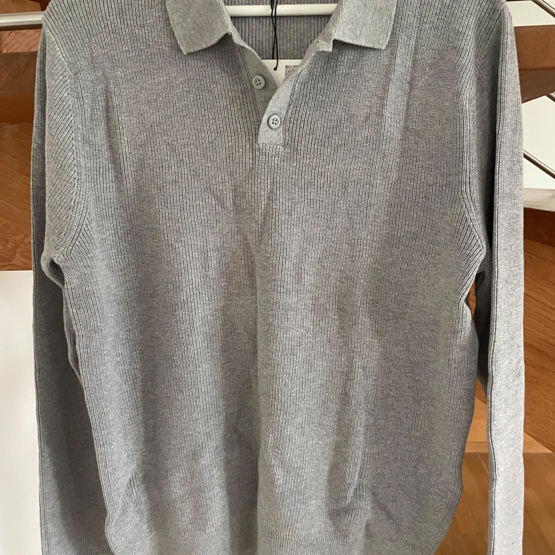 Grå ribbad pikétröja från Zara. Oanvänd, tagg på.
