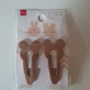 Cute bear hairclips - Två söta bruna hårspännen med björn öron. De har en enkel snap clip-design som gör dem lätta att använda. Perfekta för att ge en gullig touch till din frisyr. Säljer eftersom de inte riktigt passar min stil.💕