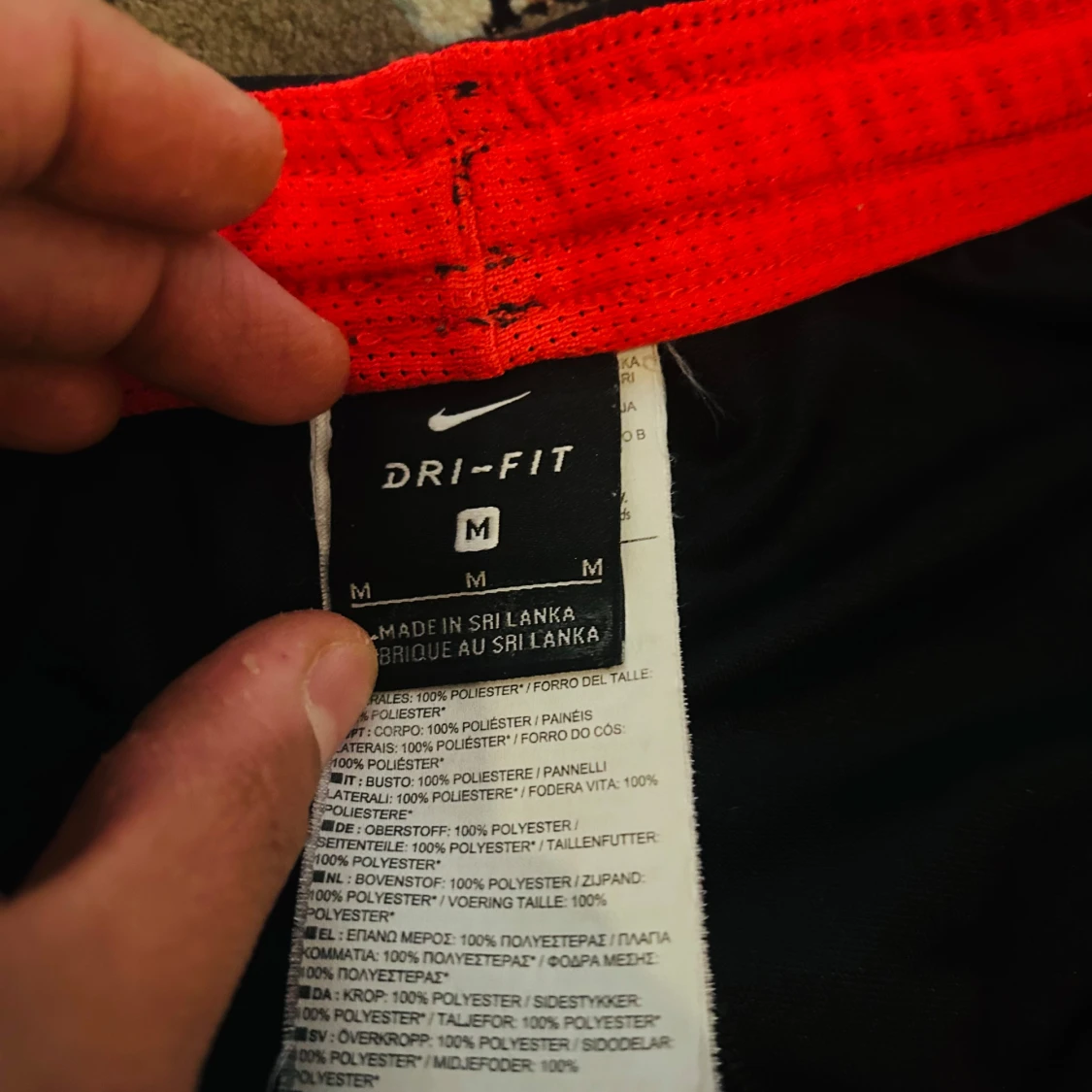 Nike Dri-Fit svarta shorts med röd detalj - 1