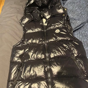 Moncler väst - Helt fräsch och oanvänd moncler väst. Den är i toppkvalite utan några hål, sömmfel, ingeg slitage. Perfekt för sommaren så hör av er vid intresse eller frågor