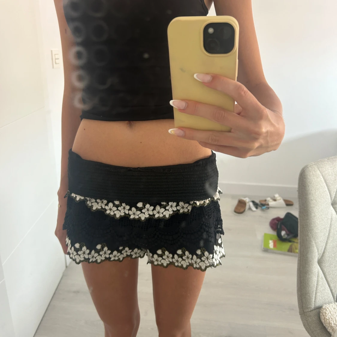 Svart spetsshorts med blommor - 1