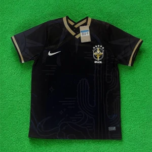 Svart Brasil Nike fotbollströja - Snygg svart Brasilien fotbollströja från Nike med guldiga detaljer på krage och ärmslut. Tröjan har CBF-emblem och fem stjärnor på bröstet, samt Nike-logga i vitt. Tillverkad i lätt och ventilerande material, perfekt för match eller träning.