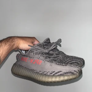Adidas Yeezy Boost 350 Beluga 2.0 V2 - Säljer ett par Yeezy Beluga 2.0 V2  skick 7/10 
