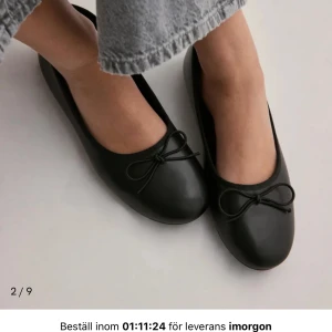 Svarta ballerinaskor med rosett - Klassiska svarta ballerinaskor med rund tå och söt rosettdetalj framtill. Helt oanvänd i storlek 40 från Nelly, superfina men tyvärr för stora för mig❤️pris kan diskuteras
