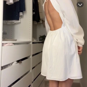 vit sommarklänning  - jättefin vit sommarklänning som aldeig kommit till användning💘 strl S och lite tjockare material vilket är så skönt!!