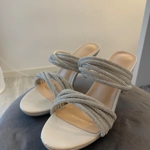 Glittriga silverfärgade klackskor  - Super snygga klackar från skopunkten. Enbart använda en gång på bal men har dessvärre lite slitage främst vid tårna, dock inget som synd vid användning. Små i storleken, vanligtvis 39 men gick upp till 41.