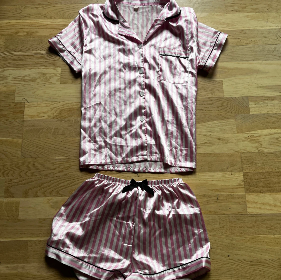 Rosa och vit pyjamas set