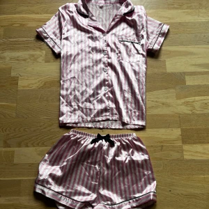 Rosa och vit pyjamas set - Säljer detta pyjamas set. Använt fåtal gånger men finns i princip inga tecken på användning. Säljer då de ej kommer till så mycket användning💕