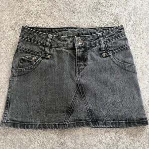 Levi's jeanskjol  - Snygg grå/svart jeanskjol från Levi's med klassiska fickor, sömdetalj. Kjolen är kort och lågmidjad. Säljer på grund av förliten, skulle säga XS-XXS. Skriv vid mått och frågor! 🤗💗