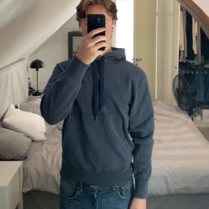 Nike hoodie - Snygg vintage Nike hoodie i mörkblå. Storlek S, men är hyfsat stor i storleken. I bilden är jag 183cm och 80kg. Nypris ca 800kr