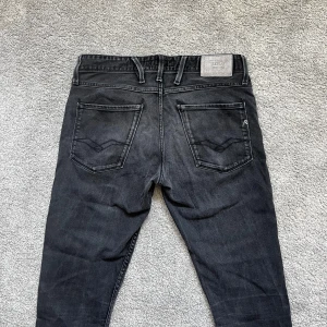 Replay jeans - Tjena, säljer dessa riktigt snygga Replay jeans, synligt använda men fortfarande i superskick (inga defekter). Storlek: W31 L32. Frågor? Hör av dig🙌Pris är diskuterbart😉
