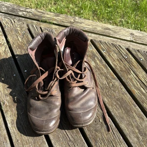 Bruna skinnkängor med snörning palladium - Snygga bruna kängor i skinn med robust sula och klassisk snörning. De har en rund tå och detaljer i mässingsfärgade öljetter. Perfekta för dig som gillar en tidlös och cool stil till höst och vinter.