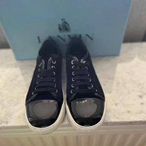 Svarta sneakers från Lanvin i mocka - Säljer nu dessa eftertraktade skorna från märket lanvin. Skorna är i skicket 9/10 och är väldigt fina. Det är storlek uk6 i skorna vilket motsvarar storlek 40/41. Färgen på skorna är svart. | dustbag och box tillkommer | priset är ej hugget i sten | skriv vid minsta fundering |