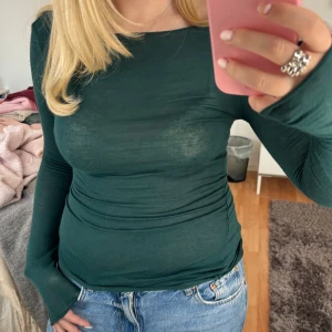 Mörkgrön långärmad tröja Intimissimi - Superskön långärmad tröja från Intimissimi. Använd fåtal gånger, dock fastnat någonstans (se bild 3) 💕Storlek M. 