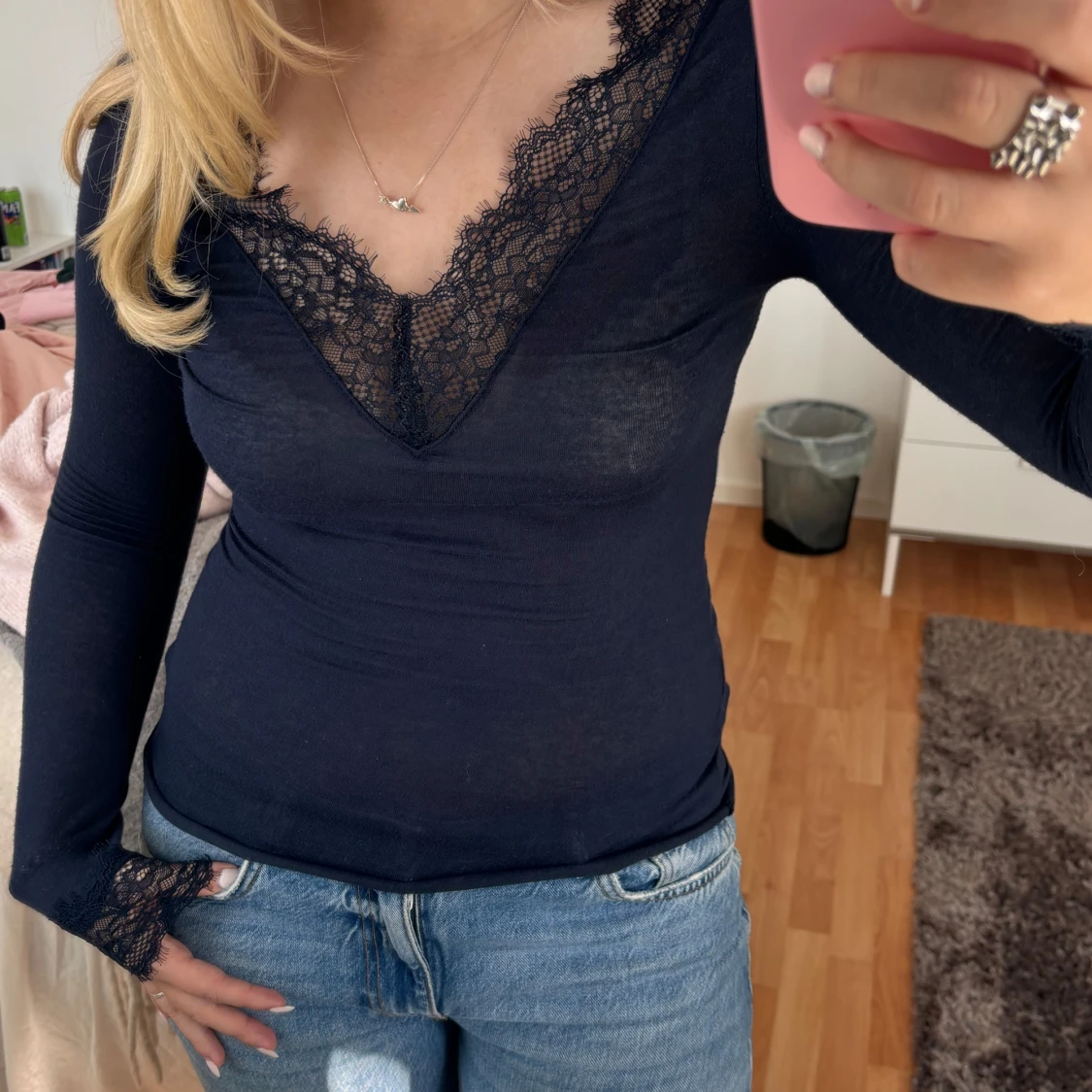 Mörkblå spetströja från Intimissimi