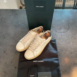 Saint Laurent  - Säljer nu dessa feta saint Laurent skorna, skorna är i okej skick och är i strlk 43🤩 skriv gärna om frågor eller liknande, (priset går att diskutera)