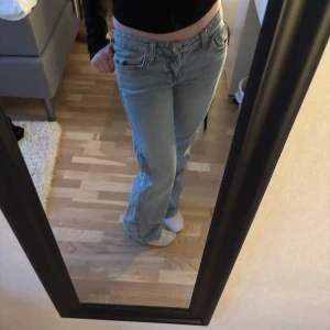Ljusblåa bootcut jeans - Säljer ett par ljusblå flare  jeans med bootcut passform och klassiska fickor både fram och bak. Jeansen har låg midja och är tillverkade i mjukt denimtyg. Perfekta för en avslappnad och trendig look.