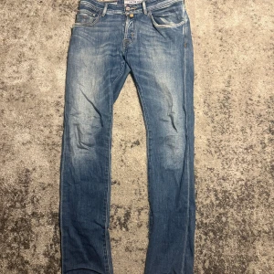 Blå jeans från Jacob Cohen - Snygga blå jeans från Jacob Cohen med klassisk femficksdesign, modell 622