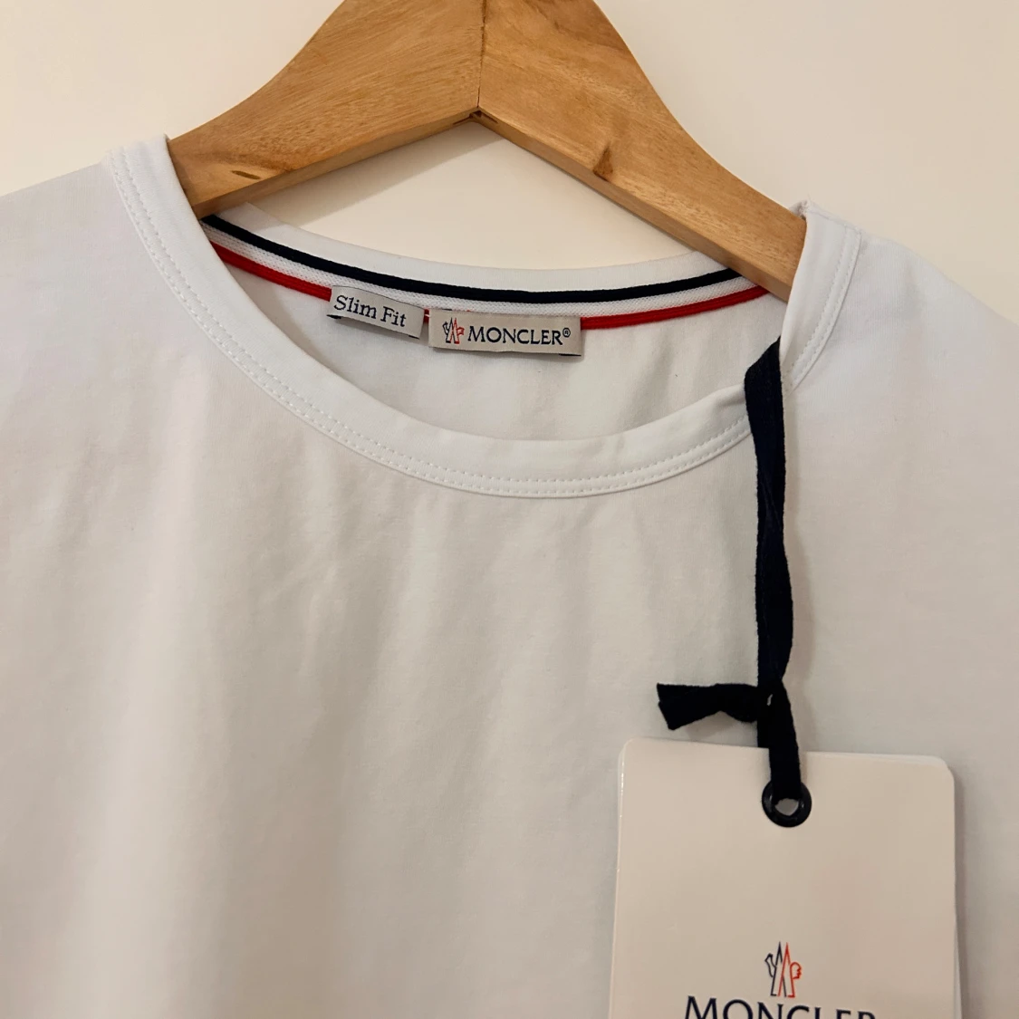 Vit Moncler t-shirt med röd/blå kant - 4