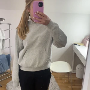 Grå hoodie  - Jättefin ljusgrå hoodie från Gina Tricot i storlek XS. Har några fläckar som knappt syns (se bilder). Skriv om du har några frågor och förlåt för smutsig spegel!🩷
