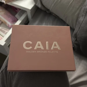 CAIA Golden Bronze Palette ögonskuggor - Säljer CAIA Golden Bronze Palette med 12 ögonskuggor i varma och gyllene toner. Paletten innehåller både matta och skimriga nyanser som guld, brons, brunt och koppar. Perfekt för att skapa allt från naturliga till mer dramatiska looks. Snyggt och stilrent fodral, 