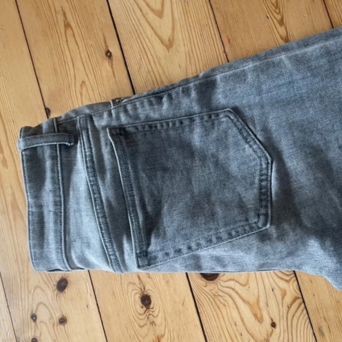 Gråa wide jeans från H&M - 1