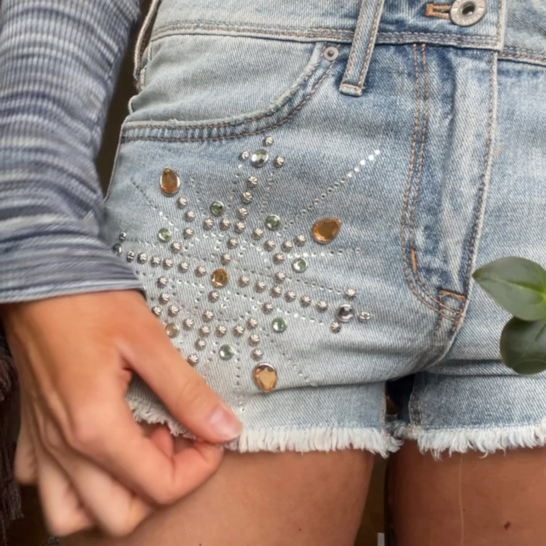 Jeansshorts med strass och rå kant - 1