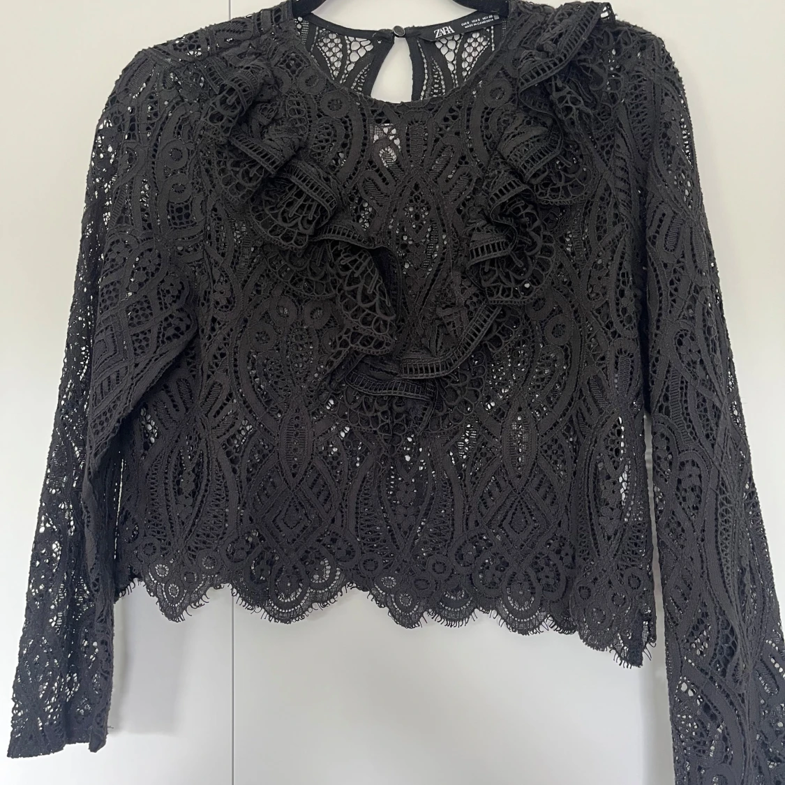 Svart spetsblus med volang från Zara
