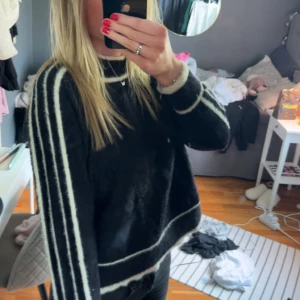 Svart stickad tröja med vita ränder - Superfin och enkel tröja