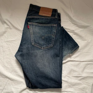 Levi's 501 blå jeans straight fit - Klassiska Levi's 501 jeans i blå denim med raka ben och normal passform och skön fade/slitning. Storlek 31/34, jah på bilden är 193cm och väger 77kg