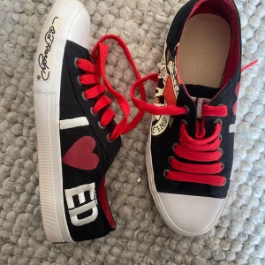 Ed Hardy sneakers  - Knappt använda och fint skick! Från Ed Hardy, tror inte att just dessa går att köpa längre 🥰Öppen för prisförslag. Storlek 40