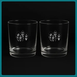 2st Whiskeyglas - KISS -  Dessa eleganta graverade whiskeyglas kombinerar enkelhet med stil och passar lika bra för en klassisk whiskey med is som för kreativa, färgglada desserter. Den låga och raka formen framhäver dryckens eller dessertens karaktär och ger glaset en sofistikerad men diskret känsla. Gravyren enligt bild ger varje glas en personlig och unik detalj – perfekt som en omtänksam present eller ett smakfullt tillskott till din egen glassamling. Har du en egen text eller design du vill ha graverad? Hör av dig!