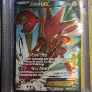 Snälla köpe pokémon kortet  - Coolt Scizor EX-kort med glittrande effekt! Perfekt för dig som samlar Pokémonkort eller vill boosta din lek med en stark och snygg EX. Kortet har attacker som Steel Wing och Gale Thrust. Ett måste för alla Pokémon-fans!
