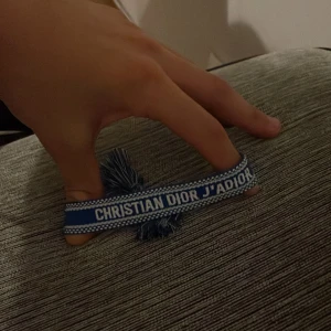 Blått Christian Dior armband - Snyggt blått armband från Christian Dior med texten broderad i vitt. | Skick: 10/10 | Pris kan alltid diskuteras vid en snabb och smidig affär /Mvh Nitro 👊🏼