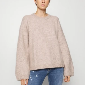 Stickad tröja Arket - Beige stickad tröja från arketi väldigt fint skick, pris kan diskuteras ❣️