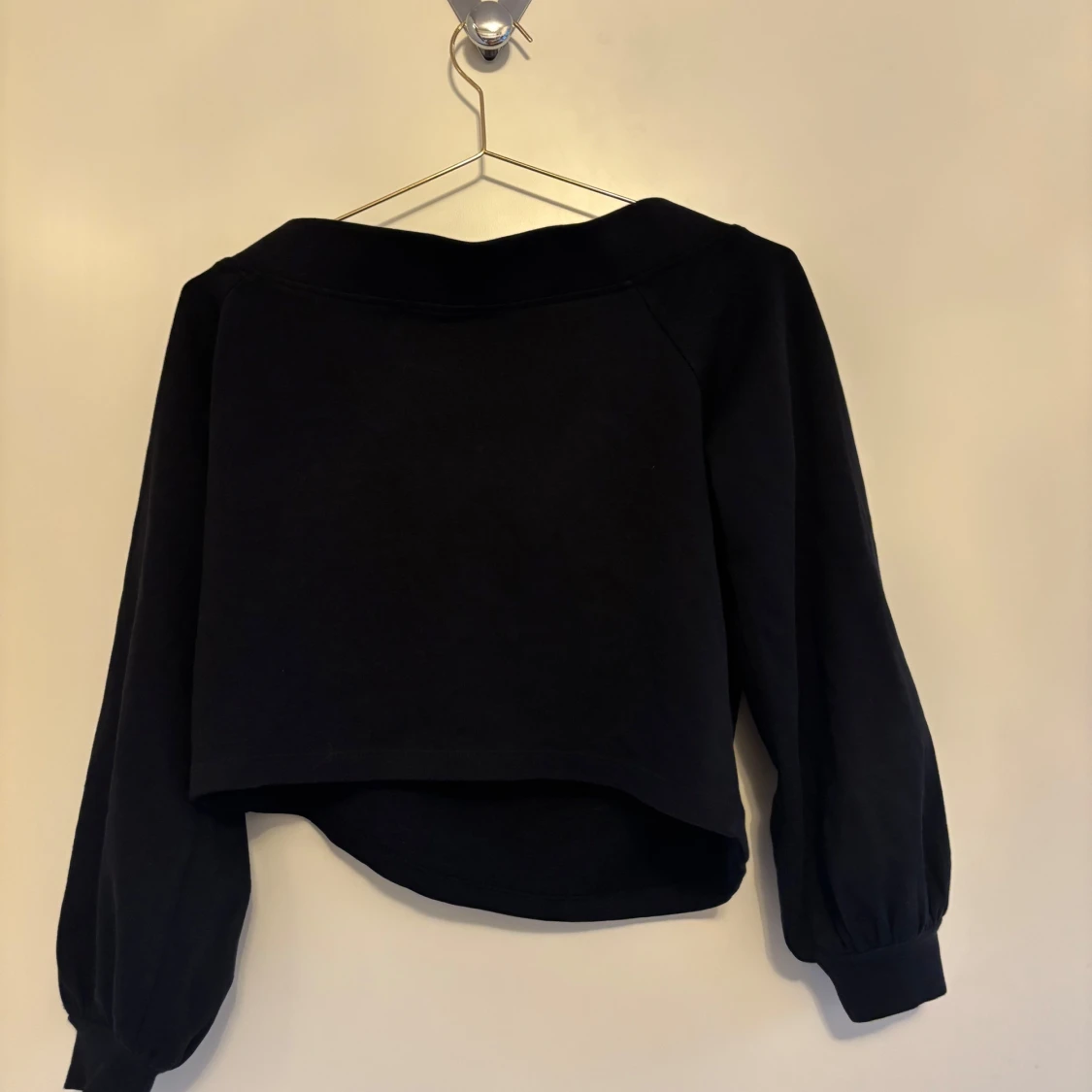 Svart croppad tröja från Guess - 3