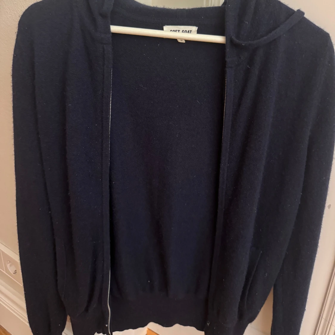 Mörkblå hoodie i kashmir från Soft Goat - 1