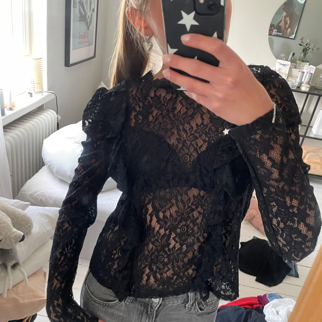 Svart spetsblus med volangdetaljer - 2