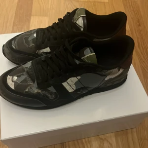 Valentino Rockrunner sneakers camouflage - Snygga Valentino Rockrunners. Skorna är i ett ganska slitet skick men har mycket kvar att ge, där av priset. Hör av er vid frågor eller funderingar!