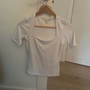 Vit topp med fyrkantig ringning H&M - Ny T-shirt från hm aldrig använd 
