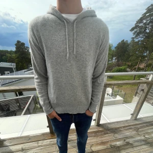 Stickad cashmere hoodie  - Cashmere hoodie från carmes i storlek m. 100% cashmere i fint skick (8/10) knappt använd. Skriv gärna vid intresse, pris kan diskuteras