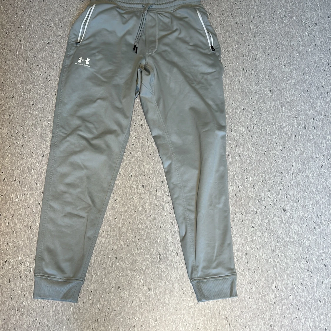 Grå mjukisbyxor från Under Armour - 1