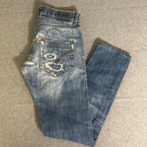 Dondup jeans  - Vädligt snygga Dondup Jeans | Riktigt fet design med detaljer och väldigt snygg passform | Eftertraktad färg | Byxan är i Vädligt bra skick och har inga tecken på användning | Nypris runt 3k💰| Pris går att diskutera vid snabbare köp | Kontakta vid fler frågor eller funderingar ✔️