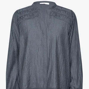 Fin blus från Levete Room (LR-Filica) - Säljer denna oanvända blusen, färgen är ”Dark slate”, ser lite olika ut beroende på ljuset (blågrå). Den är tyvärr för liten för mig. 🤍