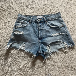 Blå jeansshorts från Zara - Så så fina jeansshorts från Zara som inte säljs längre. Säljer pga att de har blivit för små☀️