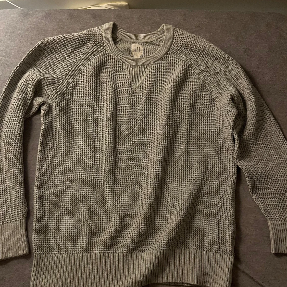 Grå stickad tröja från GAP