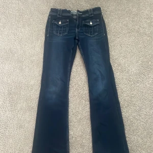 Mörkblå Low waist/bootcut jeans från gina Tricot  - Snygga mörkblå bootcut jeans från Gina Tricot i storlek 164. Dom är low waist och har två fickor på framsidan av byxorna. (Använda 2 gånger)
