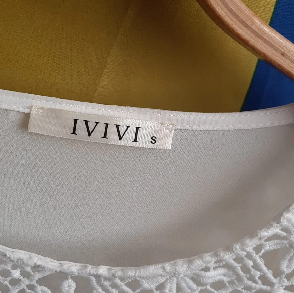 Vit blus med spets från IVIVI - 1