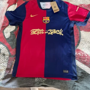 Barcelona x Travis scott (5 dagar kvar / på dig)! - Top kvalite fotbolls tröja, om du är ett Barca fan måste du köpa denna! Har endast 2 st i storlek M och 1 i storlek S, mer detaljer om vilken spelare på ryggen du vill ha kan du skriva till mig. 😁