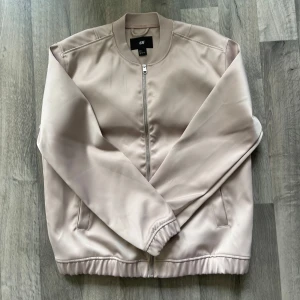 Beige bomberjacka från H&M, strl L - Snygg beige bomberjacka från H&M i storlek L. Har knappt använt denna bomberjacka.